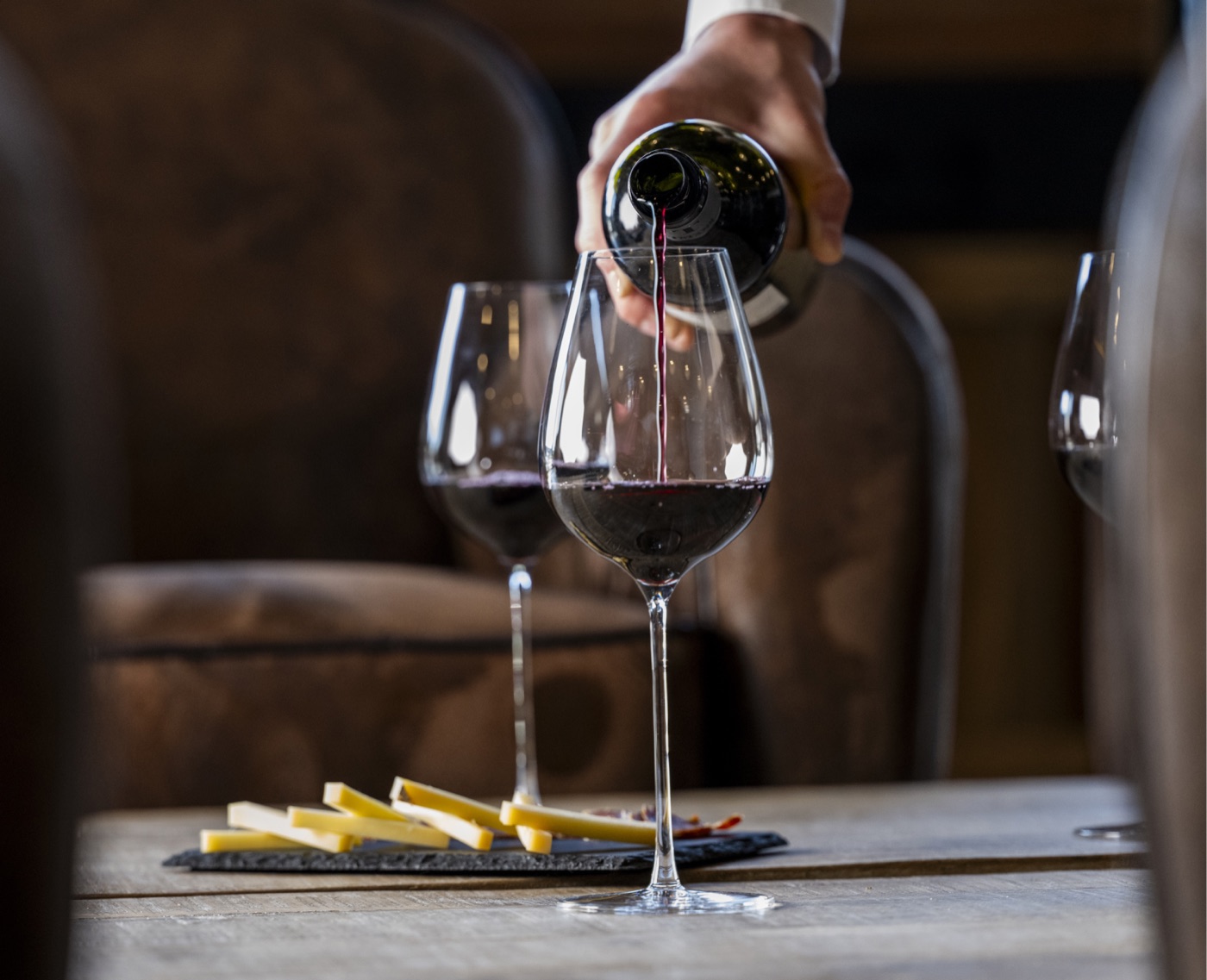 Service d'un verre de vin rouge